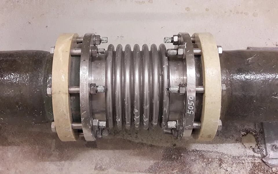 Fiberglass reinforced plastic pipe with a flanged expansion joint